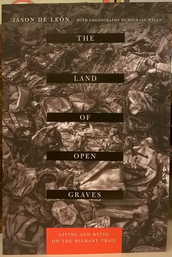 Item #87801 The Land of Open Graves: Living and Dying on the Migrant Trail. Jason de Leon.